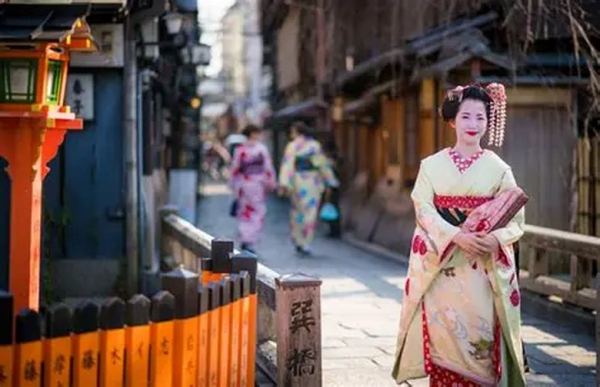 Gion Kyoto Có Gặp Được Geisha Thật Không? Sự Thật, Thời Điểm Và Cách Quan Sát Đúng Văn Hóa