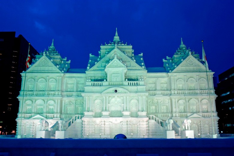 Tác phẩm điêu khắc băng tuyết khổng lồ tại Lễ hội Tuyết Sapporo ở công viên Odori