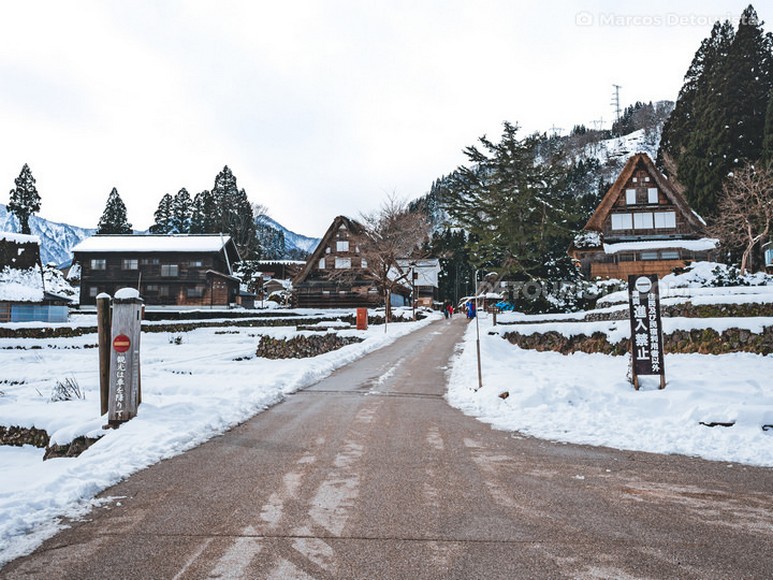 Lối đi phủ tuyết giữa các nhà gassho ở làng Shirakawa-go
