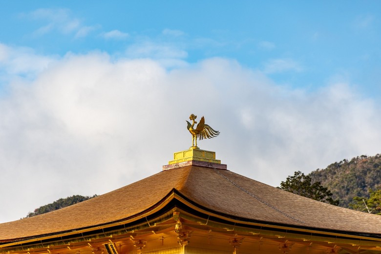 Cận cảnh tầng vàng lá và phượng hoàng trên nóc Kinkakuji