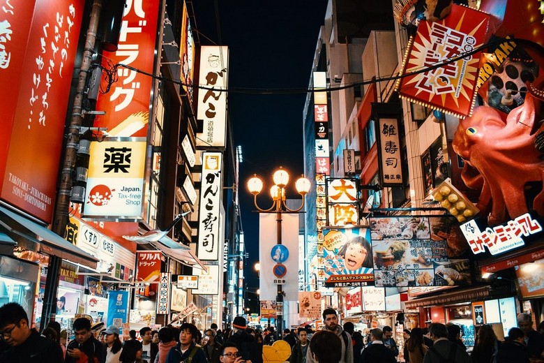 Khu phố ẩm thực Dotonbori về đêm với đông người và biển hiệu rực rỡ
