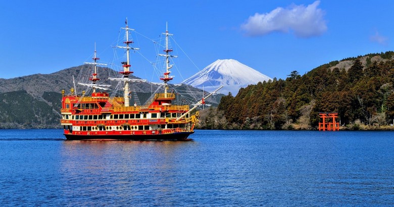 Tàu hải tặc trên hồ Ashi với cổng torii đỏ của đền Hakone