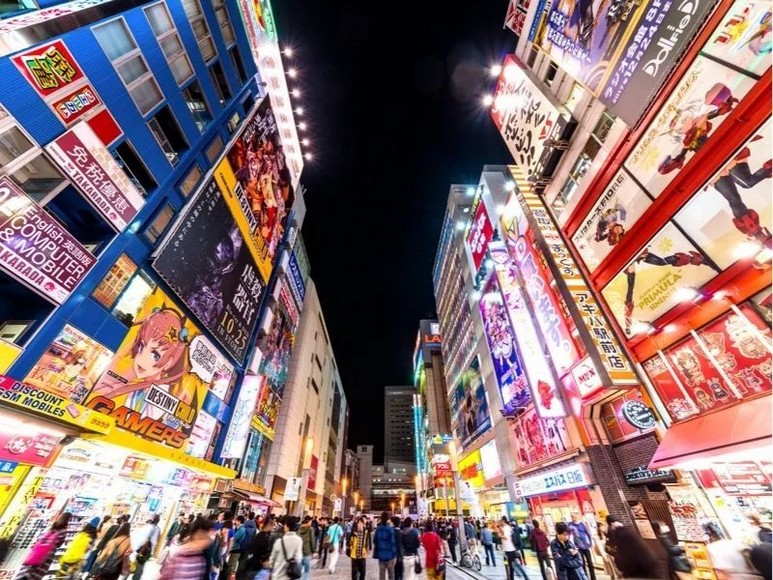 Phố điện tử Akihabara với biển hiệu anime rực rỡ về đêm