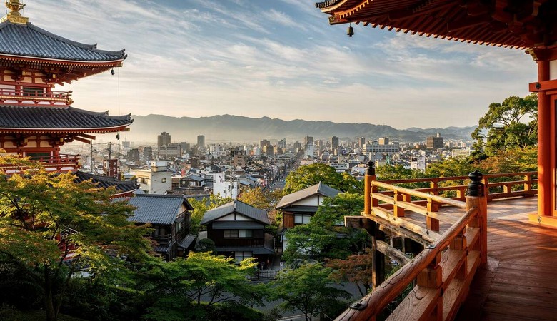 Đài gỗ Kiyomizu-Dera nhô ra sườn đồi nhìn xuống toàn cảnh Kyoto