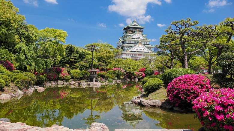  Tháp chính lâu đài Osaka nhìn từ vườn Nishinomaru