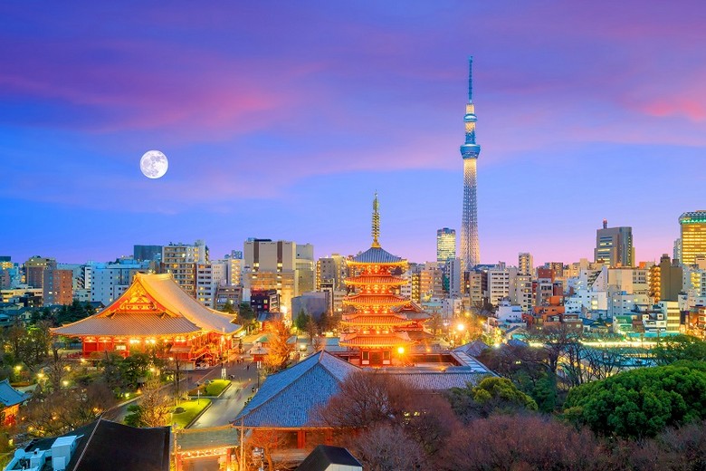 Tokyo Skytree nhìn từ khu phố Asakusa, có chùa Sensoji phía trước