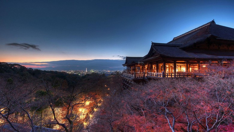 Chùa Kiyomizu-Dera lên đèn buổi tối mùa hoa anh đào