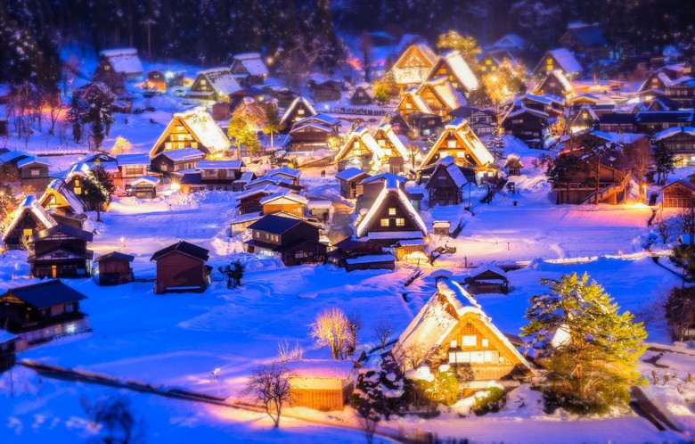 Làng Shirakawa-go lên đèn trong sự kiện light-up mùa đông