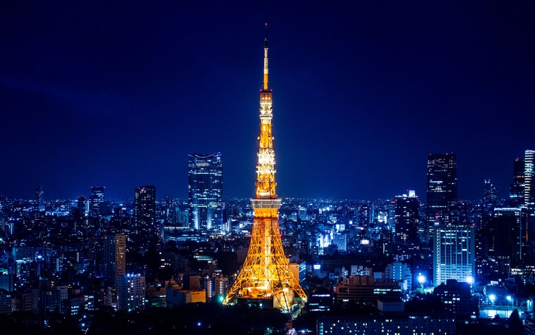 Tháp Tokyo lên đèn vào buổi tối
