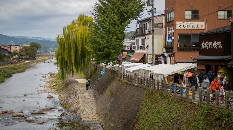Chợ sáng Miyagawa ven sông ở Takayama