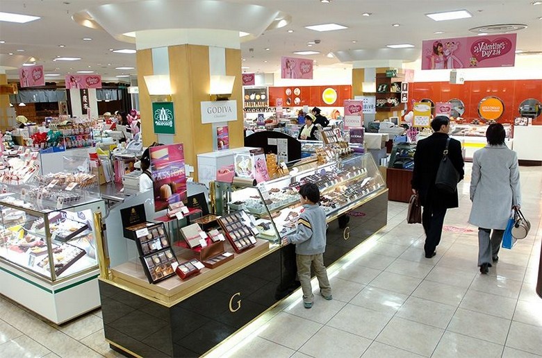 Khu bán đồ ngọt tại tầng hầm bách hóa depachika ở Tokyo