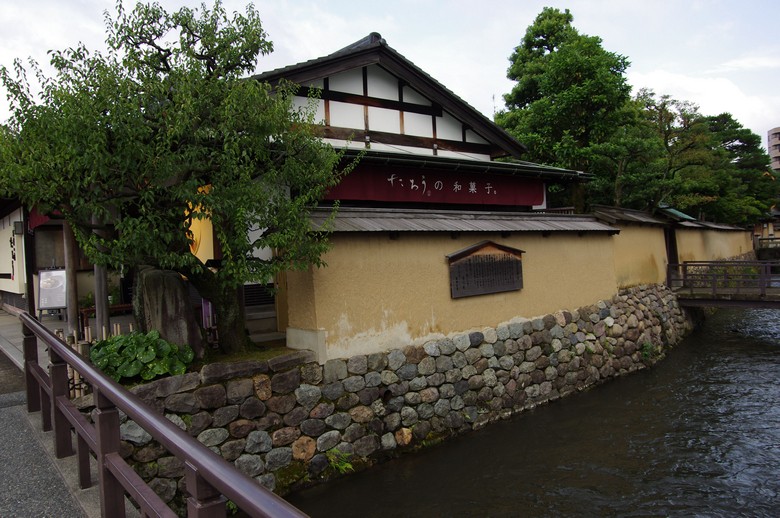 Khu nhà võ sĩ Nagamachi với tường đất và mương nước ở Kanazawa