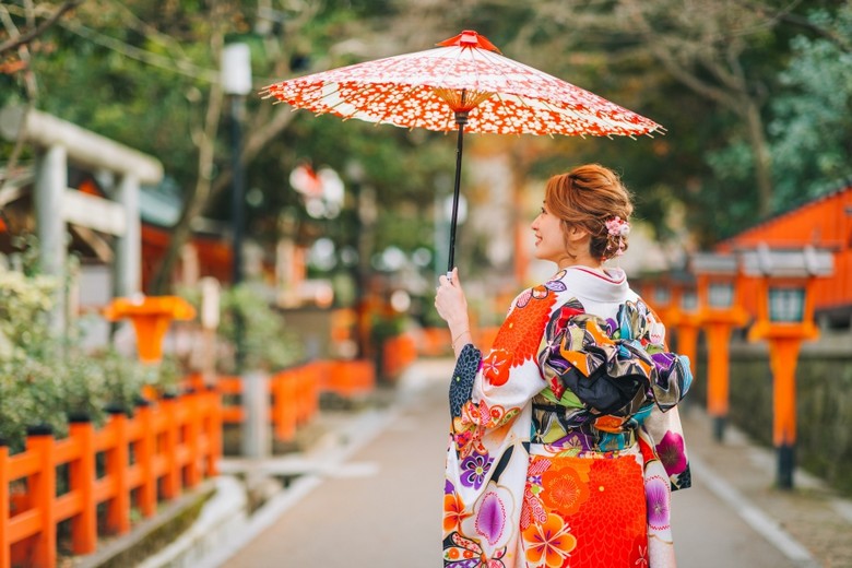Du khách mặc kimono chụp ảnh trên con dốc Ninenzaka mùa thu
