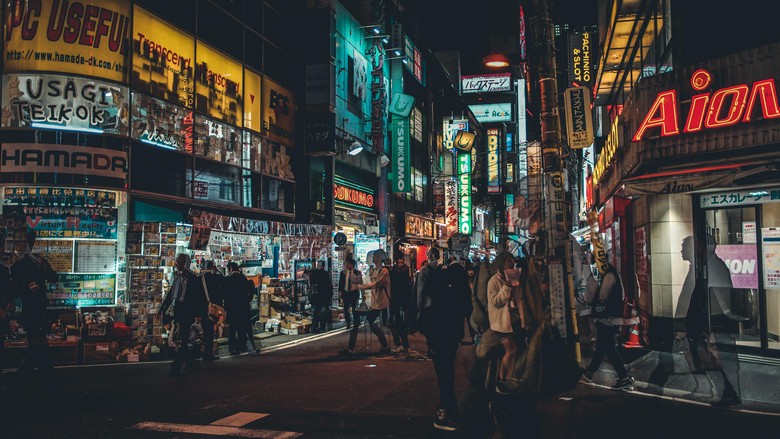 Góc phố Akihabara đông người buổi tối