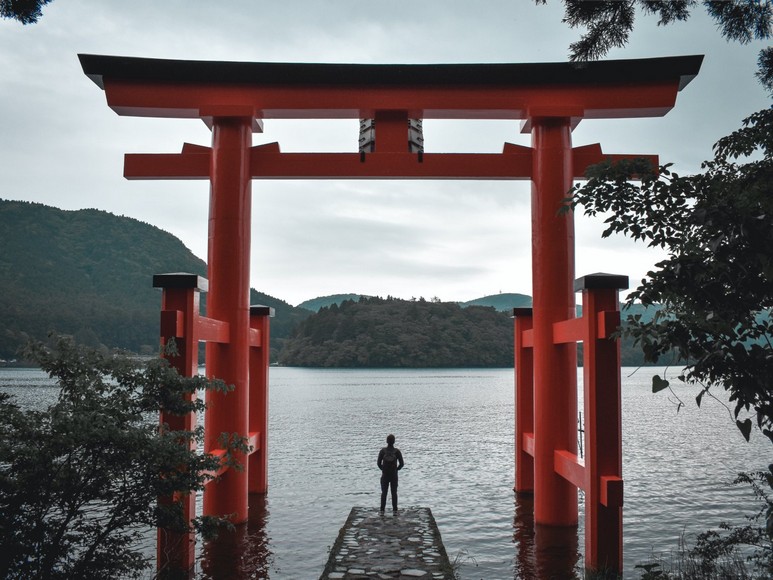 Du khách đi bộ ra chân cổng torii lúc thủy triều xuống