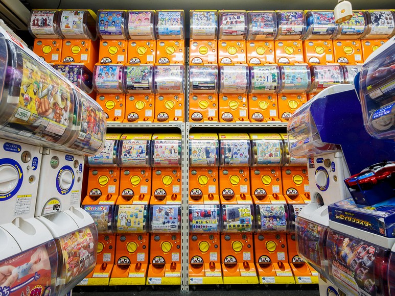 Dãy máy gachapon đồ chơi viên nang ở Akihabara