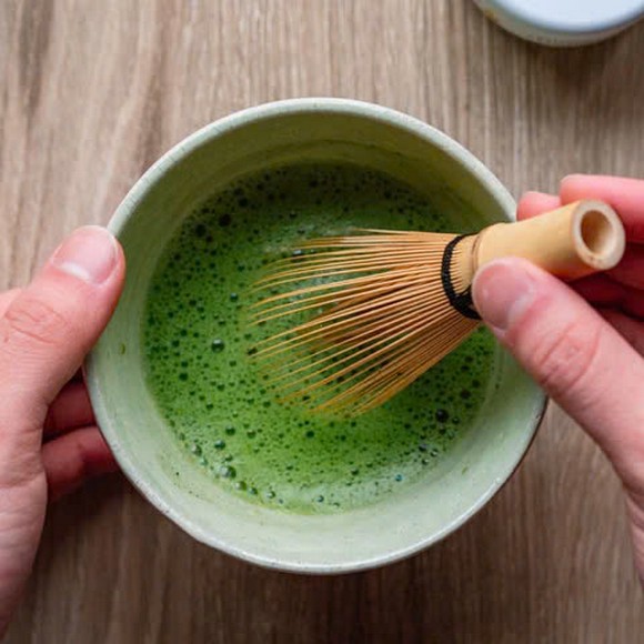 Bát matcha Nhật Bản được đánh nổi bọt bằng chổi tre chasen