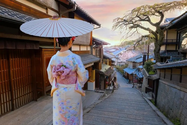 Cô gái mặc kimono dạo trên con dốc đá Sannenzaka ở Kyoto