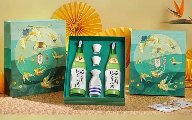 Chai sake 720ml gói giấy làm quà đặt cạnh hộp quà