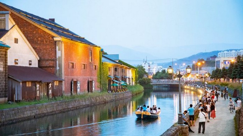 Du khách chụp ảnh bên kênh đào Otaru trong tour Hokkaido