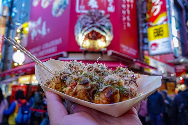 Takoyaki nóng hổi rắc rong biển và sốt tại quầy Dotonbori