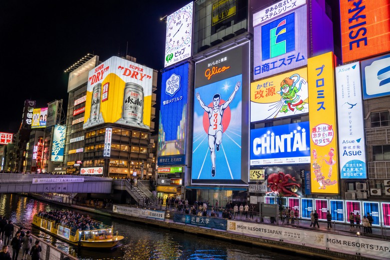 Đường phố Namba về đêm với biển quảng cáo đặc trưng Osaka