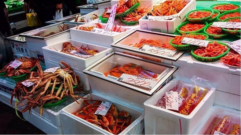 Quầy hải sản tươi ở chợ Omicho Kanazawa