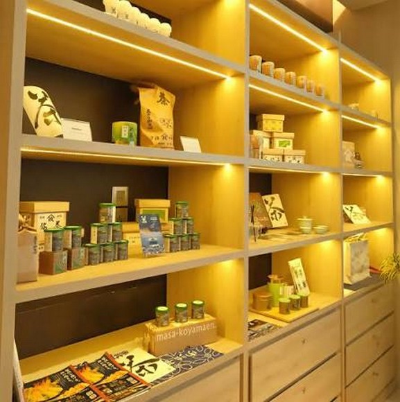 Các hộp matcha được trưng bày tại hiệu trà ở Uji, Kyoto