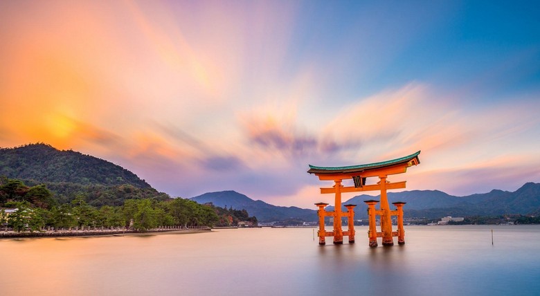 Cổng torii đỏ của đền Itsukushima nổi trên biển lúc thủy triều lên