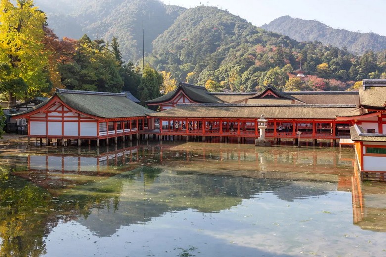 Hành lang gỗ của đền Itsukushima bắc trên mặt nước
