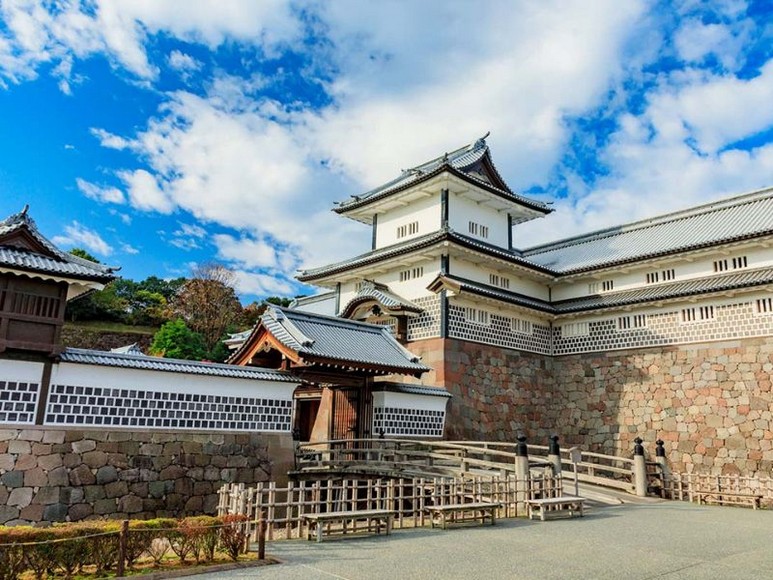 Lâu đài Kanazawa và cổng Ishikawa-mon