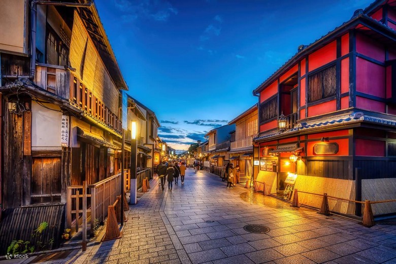 Con đường Hanamikoji ở Gion về đêm với đèn lồng thắp sáng, bóng người đi dạo trong không khí yên tĩnh
