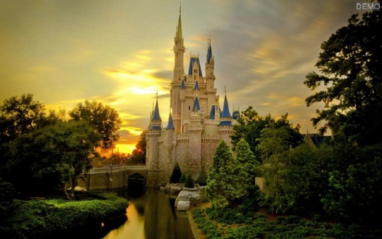 Lâu đài Cinderella biểu tượng của Disneyland Tokyo lúc hoàng hôn