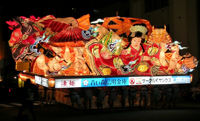 Lễ hội Nebuta Matsuri Aomori với đèn giấy rực sáng trong đêm