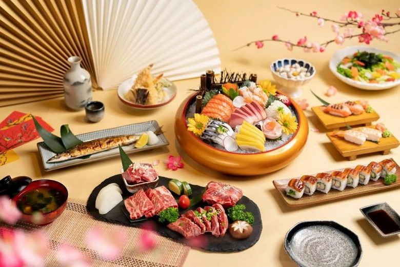 Mâm ẩm thực Nhật với sushi, ramen và tempura