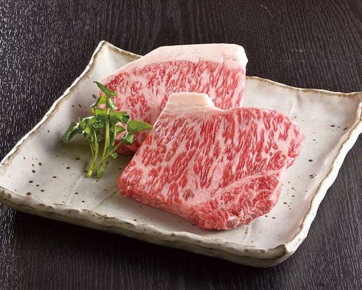 Miếng bò Matsusaka vân mỡ dày bày trên đĩa
