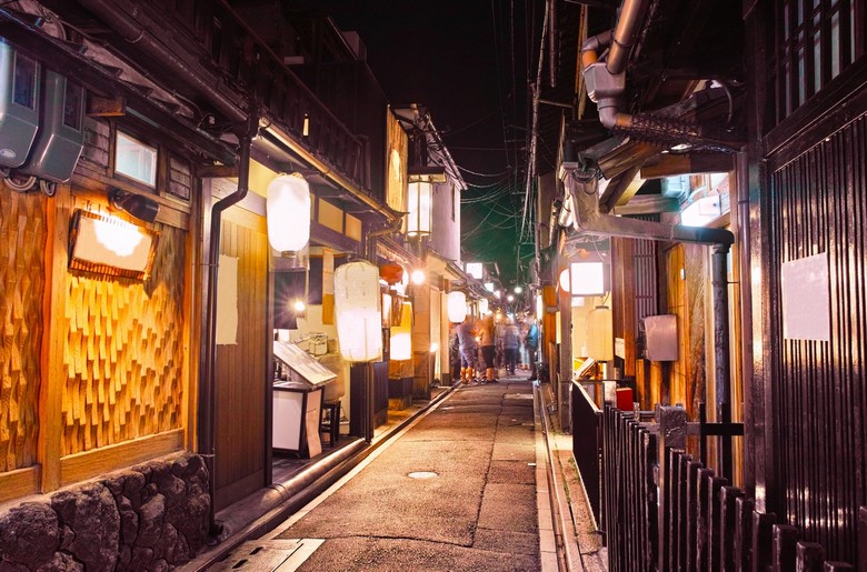 Ngõ Pontocho ven sông Kamogawa rực đèn buổi tối