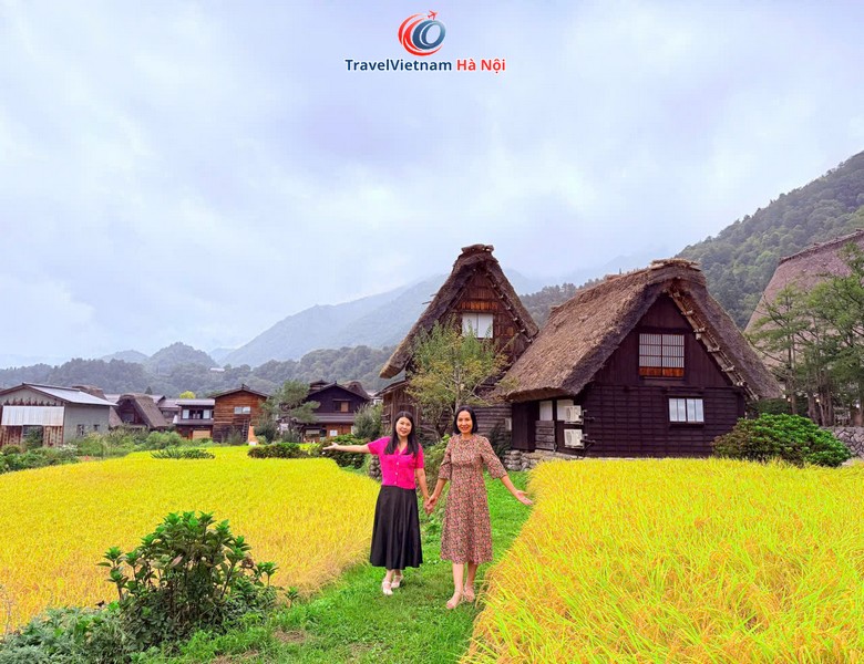 Đoàn khách TravelVietnam Hà Nội tại làng cổ Shirakawa-go