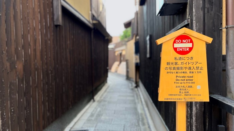 Biển cảnh báo cấm vào ngõ tư nhân và mức phạt 10.000 yen tại Gion