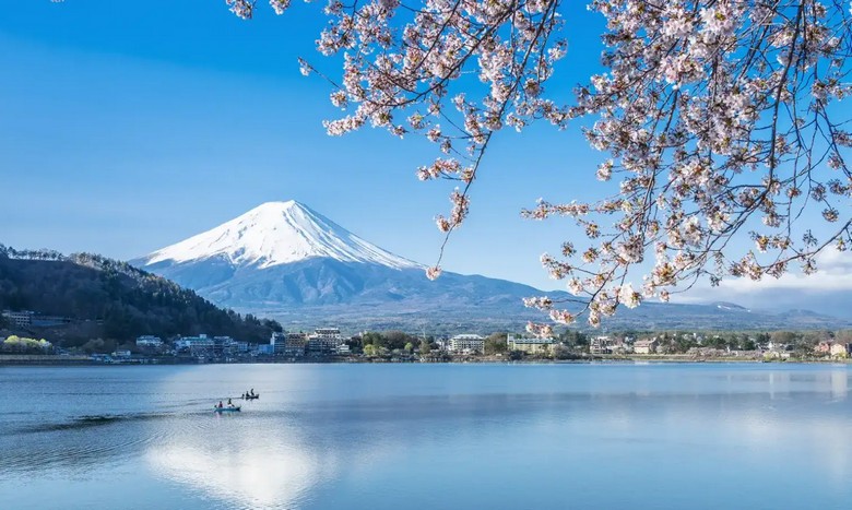 Núi Phú Sĩ nhìn từ khu vực hồ Kawaguchi