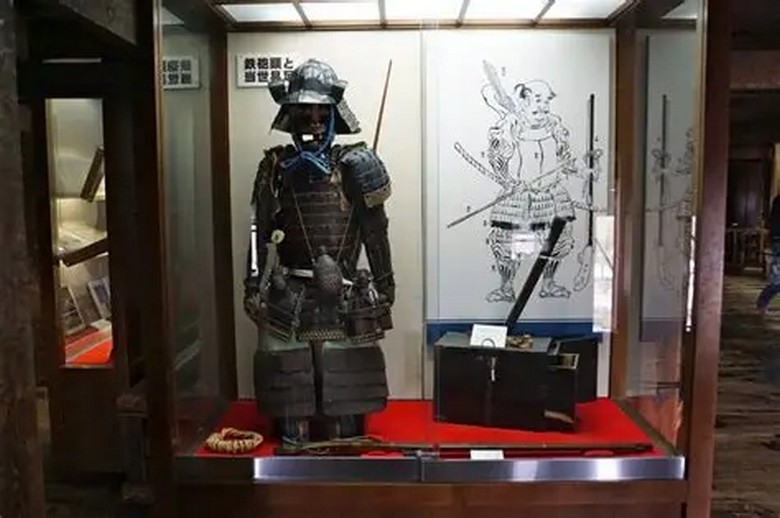 Áo giáp samurai và súng hỏa mai trưng bày trong lâu đài Matsumoto