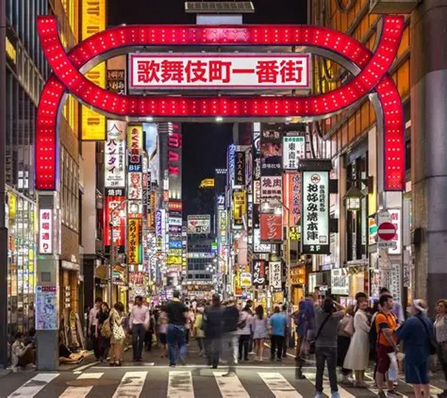 Cổng Kabukicho rực đèn neon buổi tối