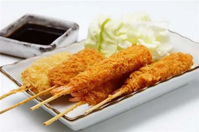 Xiên kushikatsu chiên giòn vàng ruộm kèm bắp cải sống