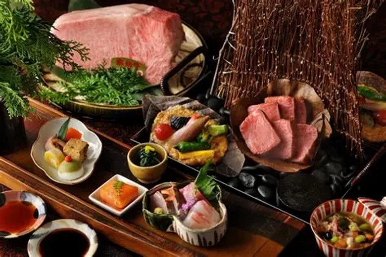 Mâm cơm minshuku với thịt bò Hida và món vùng núi