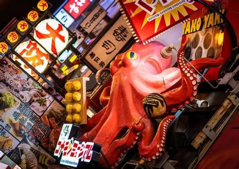 Biển hiệu bạch tuộc khổng lồ của một quán takoyaki ở khu Dotonbori, Osaka