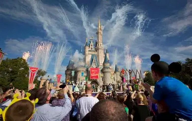 Đoàn khách xếp hàng trước cổng Disneyland vào buổi sáng sớm