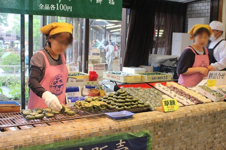 Hình ảnh quầy hàng bán kusa mochi và các đặc sản địa phương trong làng Oshino
