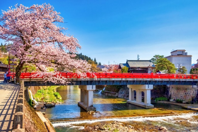 Cầu đỏ Nakabashi và sông Miyagawa ở Takayama