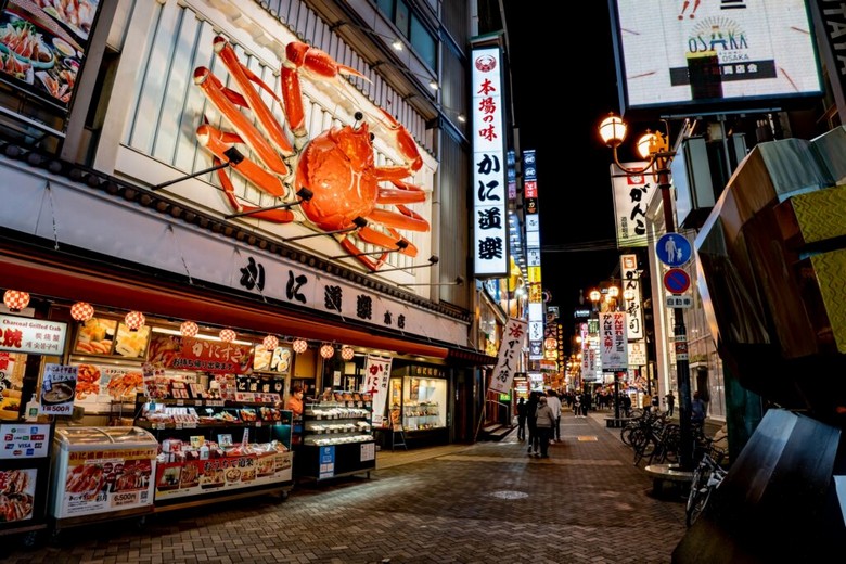  Con cua máy khổng lồ Kani Doraku trên phố Dotonbori