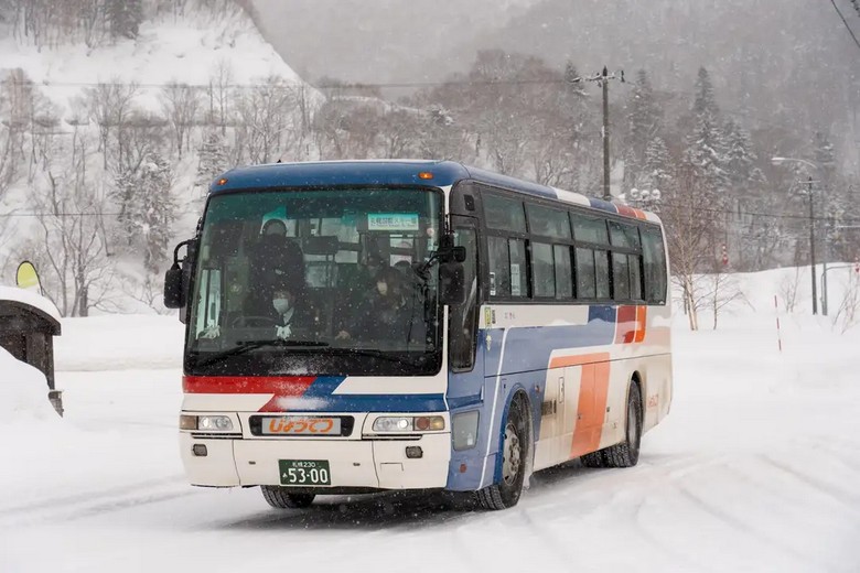Xe buýt Nohi Bus tới Shirakawa-go giữa cảnh tuyết